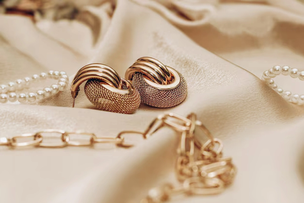 Ouro em alta: joias ou ativos lastreados em ouro? Qual a melhor opção?