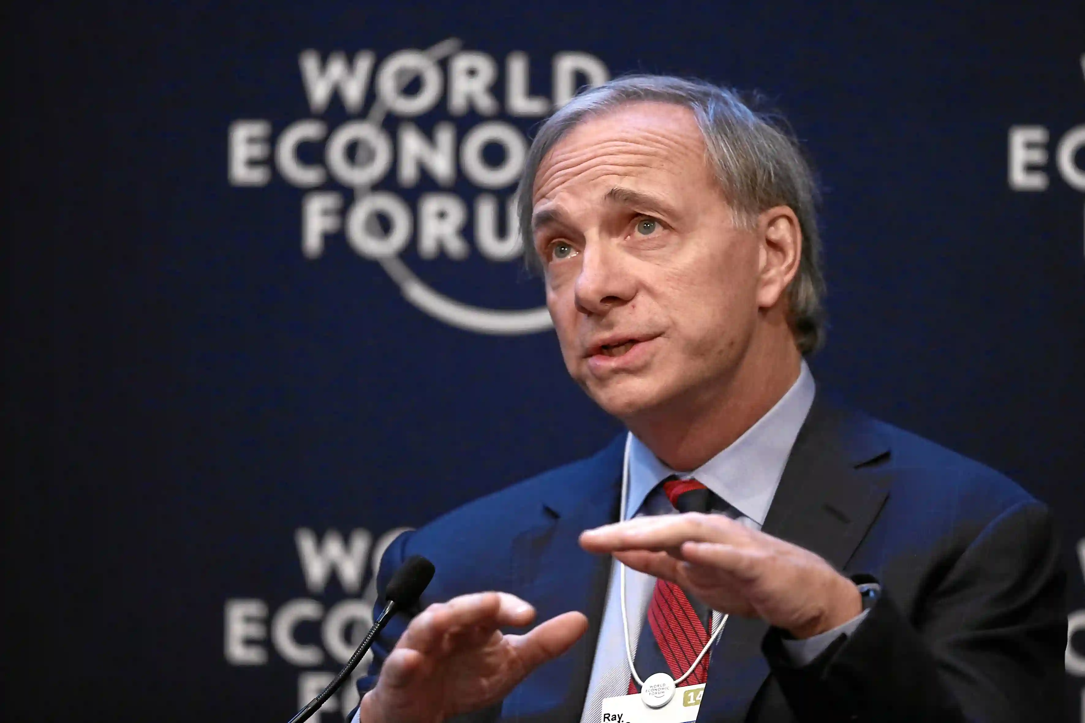 Ray Dalio recomenda até 15% do portfólio em ouro e compara cenário atual ao início dos anos 1970