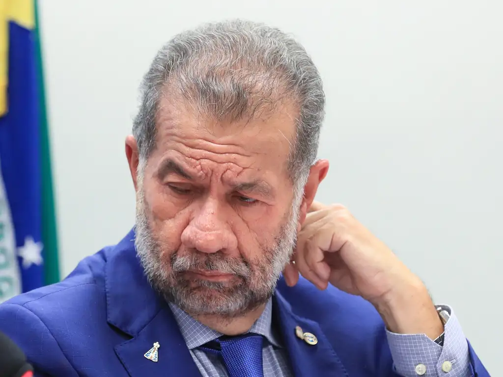 Carlos Lupi pede demissão do Ministério da Previdência