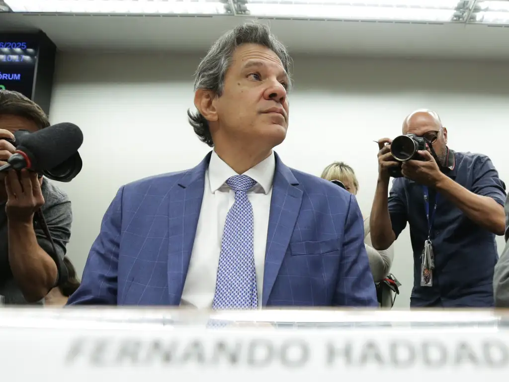 Governo avalia taxar dividendos após derrota do IOF