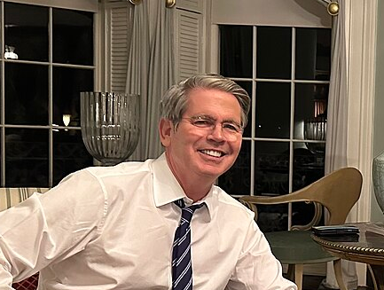 Scott Bessent é cotado para sucessão de Powell no Fed