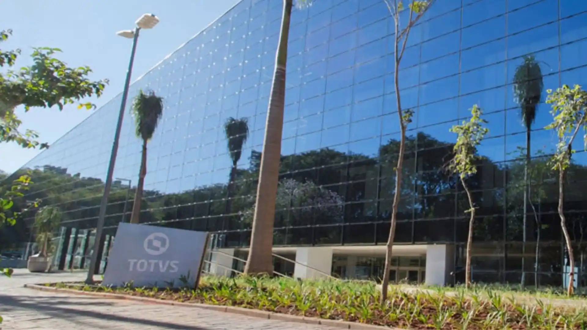 Totvs registra lucro líquido ajustado de R$ 248,7 milhões no 3TRI25