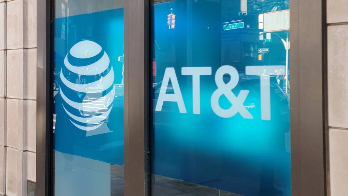 Logotipo da AT&T em um edifício, simbolizando o balanço da empresa.