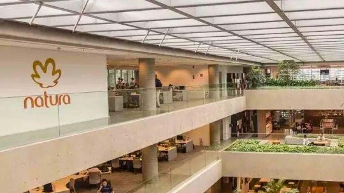 Interior de uma loja da Natura com o logotipo em destaque, representando a negociação da NATU3