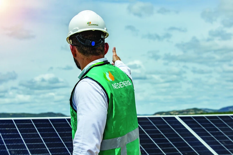 Trabalhador da Neoenergia (NEOE3) em usina solar