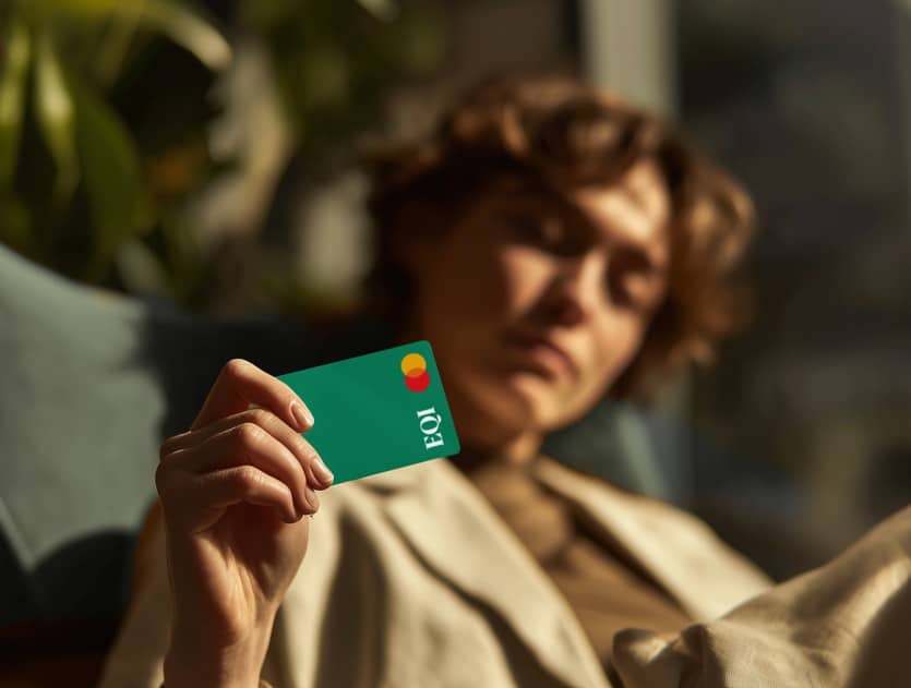 Cartão EQI: imagem de mulher olhando cartão da EQI