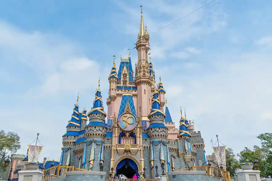 Disney supera previsão de lucro com streaming e parques, mas receita decepciona no 2TRI25