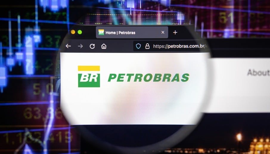 faz sentido manter PETR4 em carteira? Imagem de site da Petrobras observado por lupa