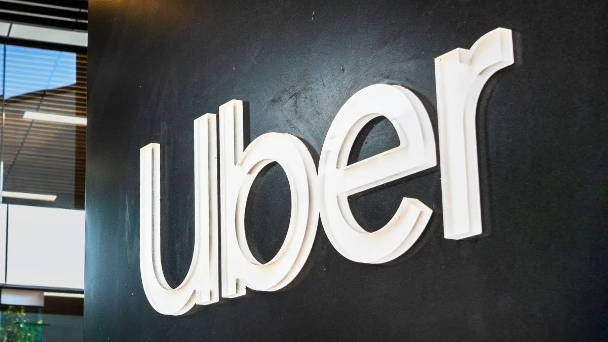 Lucro da Uber salta 33% e atinge US$ 1,35 bi no 2TRI25 com avanço em delivery e mobilidade