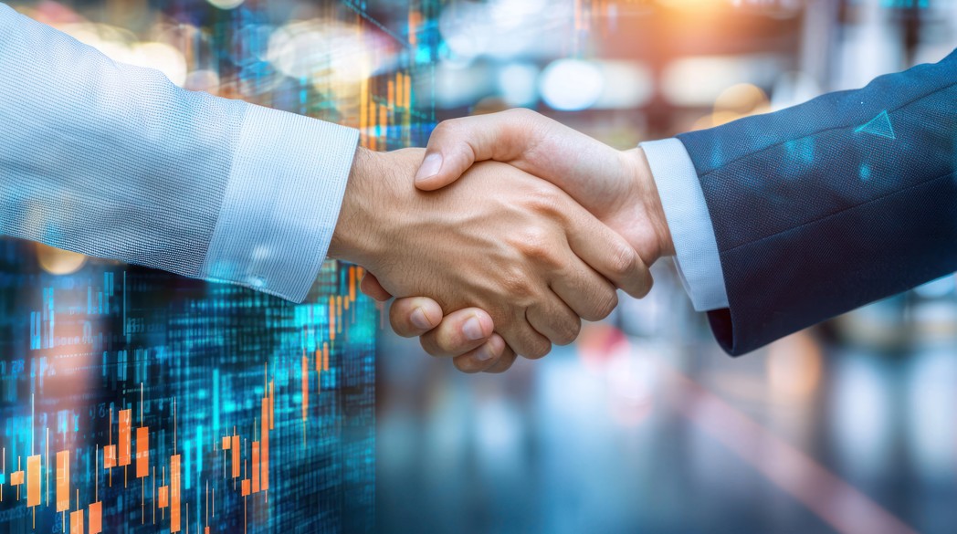 Investidor qualificado: imagem de dois homens dando as mãos, com gráficos de investimento ao fundo