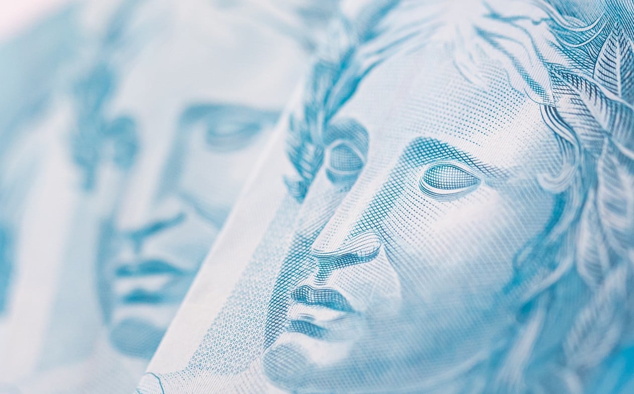 Imagem de notas de R$ 100 reais. Invista R$ 100 mil, resgate R$ 1,5 milhão