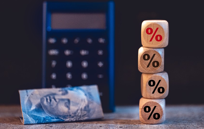 IPCA+: imagem de calculadora e blocos de madeira com símbolo de porcentagem neles