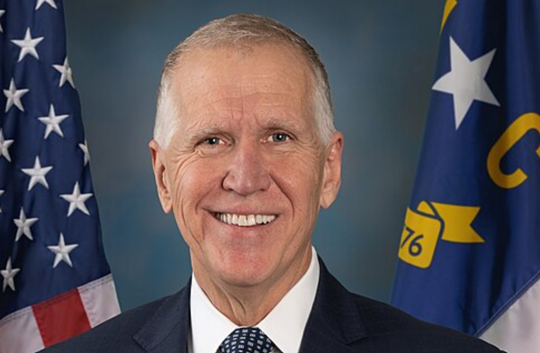 Senador republicano resiste à substituição de Lisa Cook no Fed até decisão da Justiça