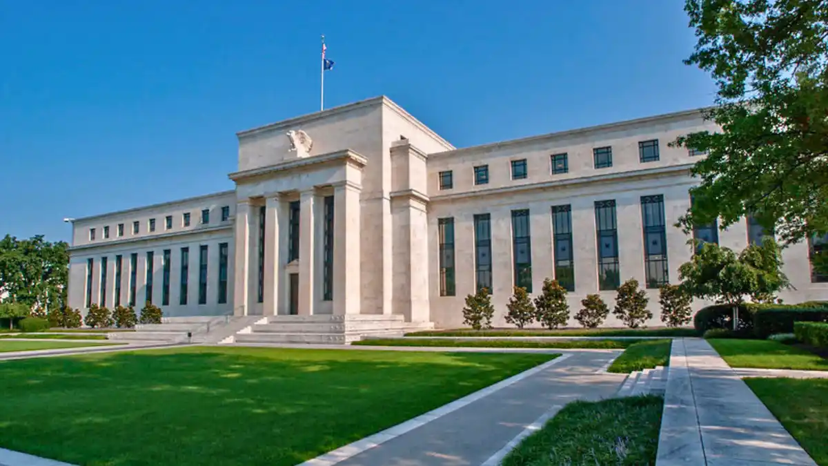 Decisão do Fed: juros dos EUA caem 25 pontos-base, para 3,75% e 4%