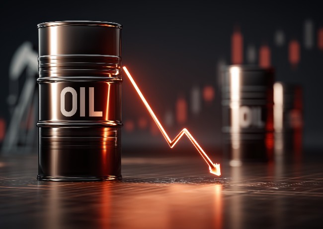 Preço do petróleo cai até 4%, pressionado por questões políticas