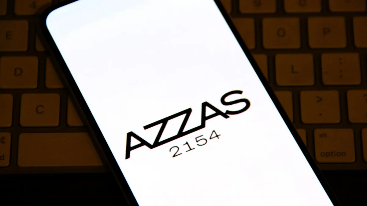 O logotipo da Azzas 2154 (AZZA3) em uma tela de smartphone sobre um teclado, simbolizando a avaliação de que a ação está barata.