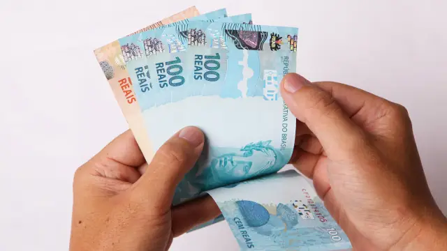 Notas de real para décimo terceiro salário