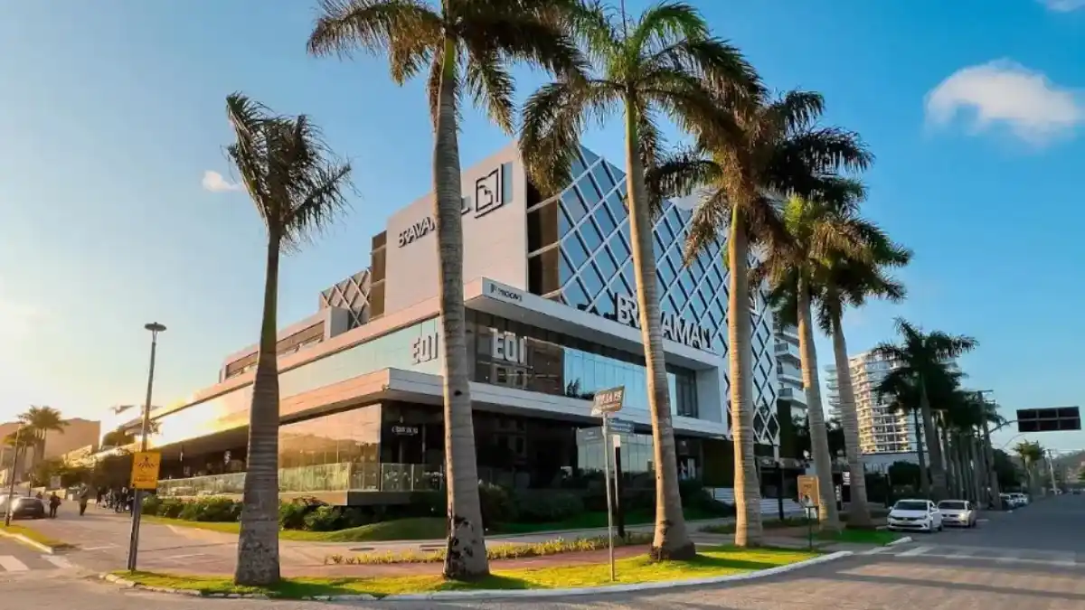 Edifício moderno da EQI Investimentos em frente a palmeiras, simbolizando o plano de abrir um banco de investimentos em até 3 anos e criar uma seguradora própria.