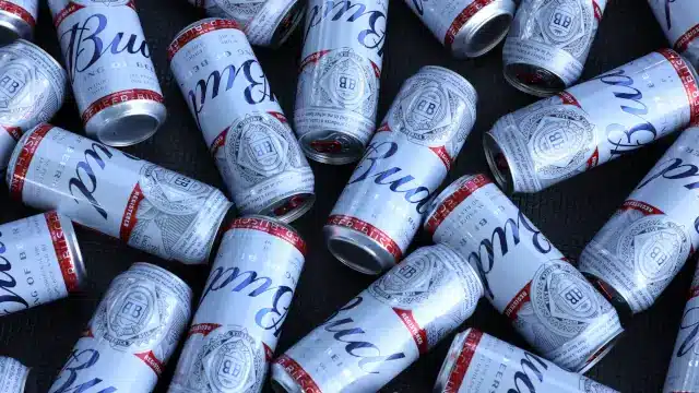 Ambev sob pressão: volumes fracos, custos em alta e poucos gatilhos no horizonte