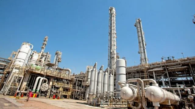 Vista panorâmica de uma unidade petroquímica da Braskem com torres de destilação, tanques de armazenamento e tubulações industriais sob céu azul, representando o cenário de Braskem incentivo fiscal.