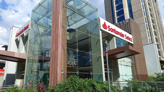 Santander avança em migração tecnológica e mantém cautela em baixa renda