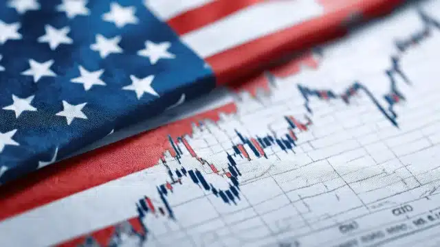 Bandeira dos Estados Unidos sobreposta a um gráfico de velas (candlestick) do mercado financeiro, representando a oportunidade de investir no exterior.