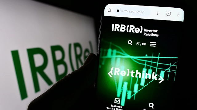 Logo do IRB Brasil RE (IRBR3) mostrada em celular