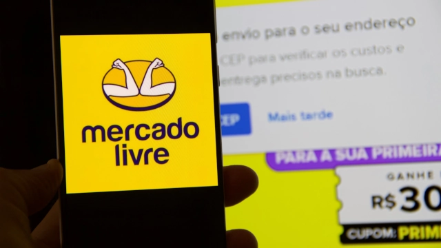 Mercado Livre em tela de celular em primeiro plano