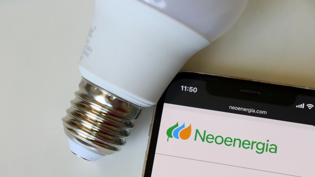 Lâmpada ao lado de celular com logo da Neoenergia