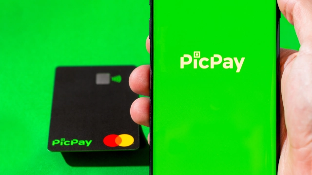 Imagem mostra celular com logo do PicPay e cartão no fundo