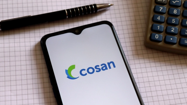 Rating da Cosan é derrubado: logo da empresa aparece em tela de celular