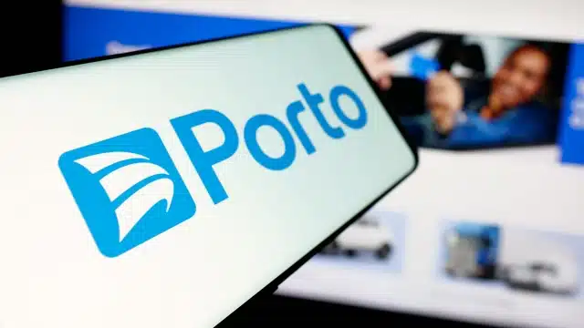 Celular com o logo de uma das seguradoras Porto