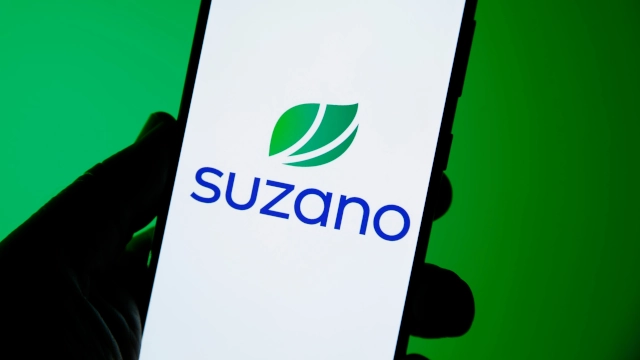 Logo da Suzano em uma tela de celular