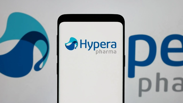 Logo da Hypera (HYPE3) em tela de celular em primeiro plano