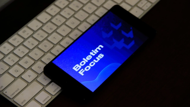 Tela de celular mostra logo do boletim Focus