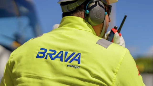 Vista aérea de um FPSO (navio-plataforma) da Brava em operação no oceano, com águas azuis profundas e convés repleto de equipamentos industriais, ilustrando a análise do bofa brava.