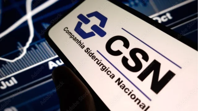 Tela de smartphone exibindo o logotipo da Companhia Siderúrgica Nacional (CSN) sobre um fundo de gráfico financeiro digital, ilustrando o balanço da csn 4t25.