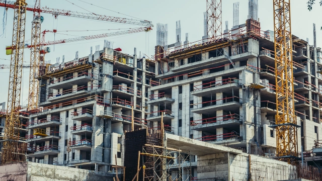 Construção de prédios refletindo os que a Cury constroem