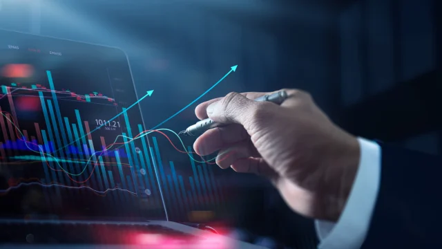 Mão editando um gráfico de investimentos