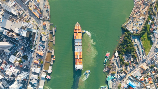 Mar por onde navega um navio visto de cima, onde opera a Hidrovias do Brasil