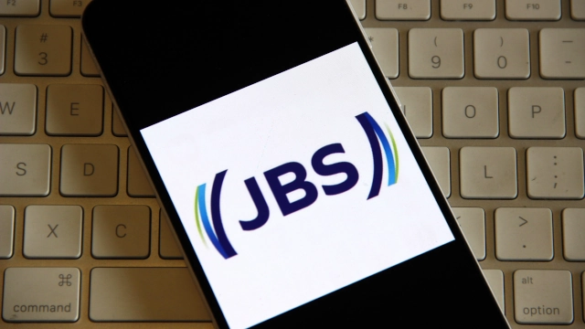 Logo da JBS em telefone celular