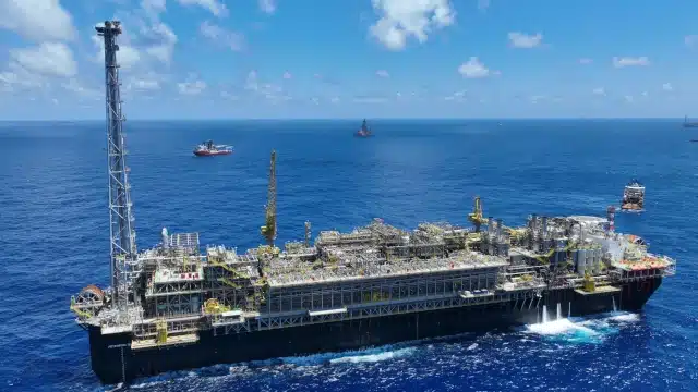 Navio plataforma da Petrobras no mar em operação