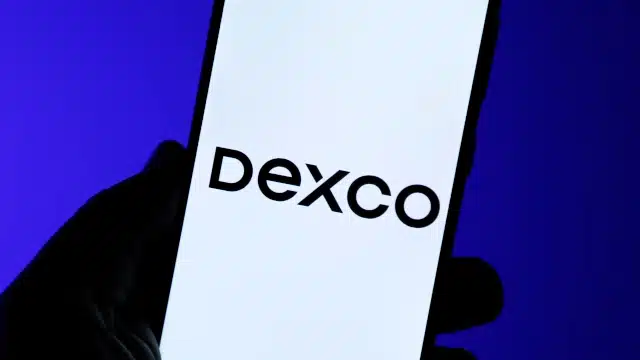Tela de celular mostra logo da Dexco