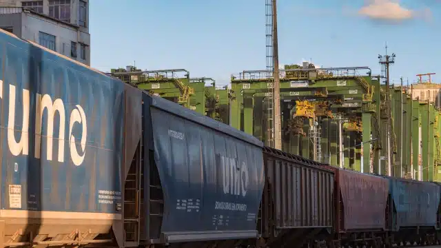 Trens da Rumo circulam por ferrovia