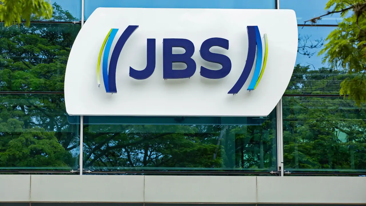 JBS cresce 11% em receita, mas lucro cai 56% com pressão no gado e frango nos EUA