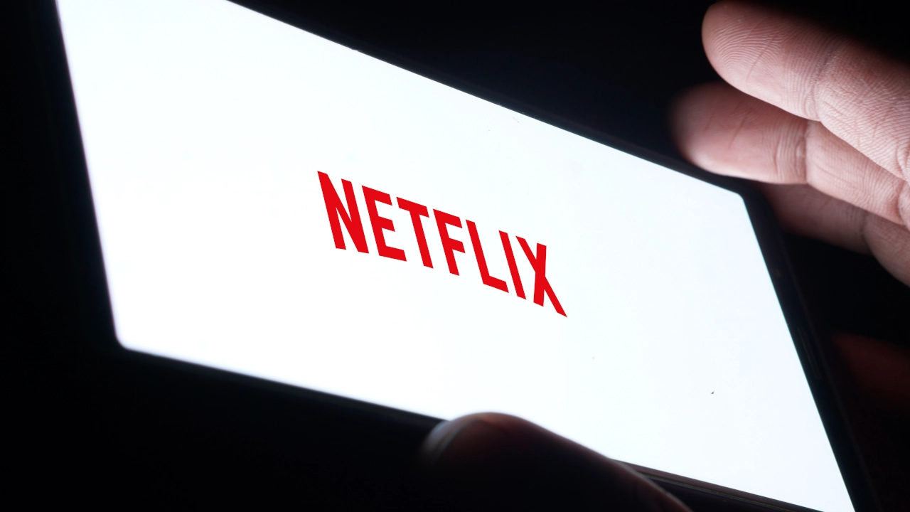 Logo da Netflix em tela de celular