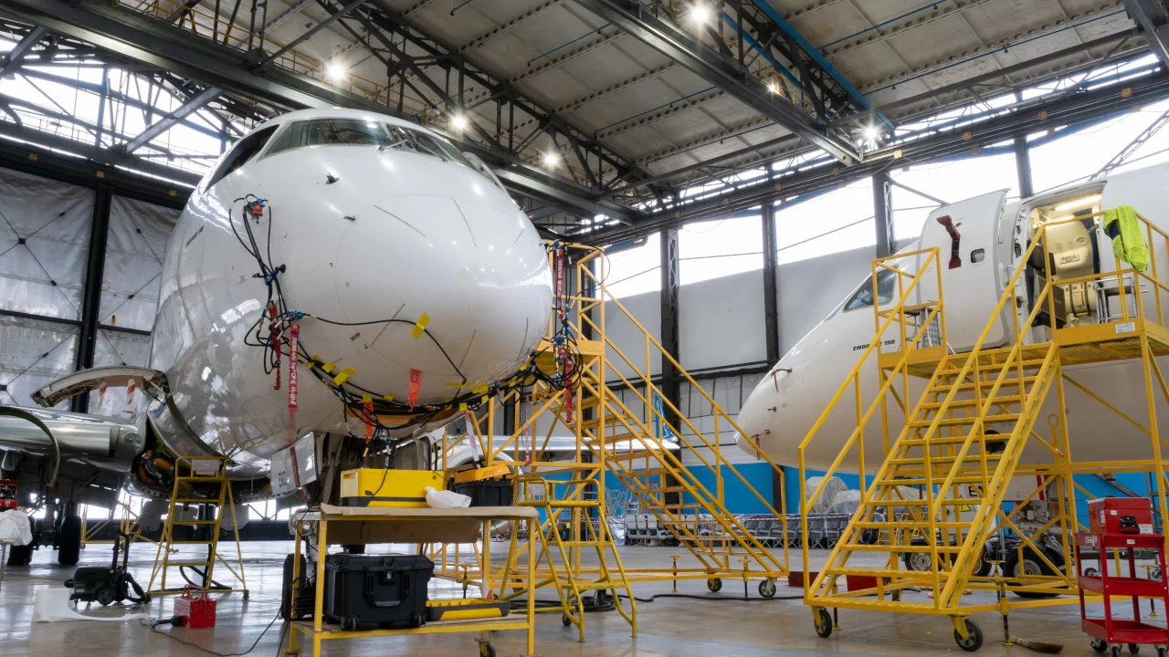 Imagem de avião em reparos par bens de capital