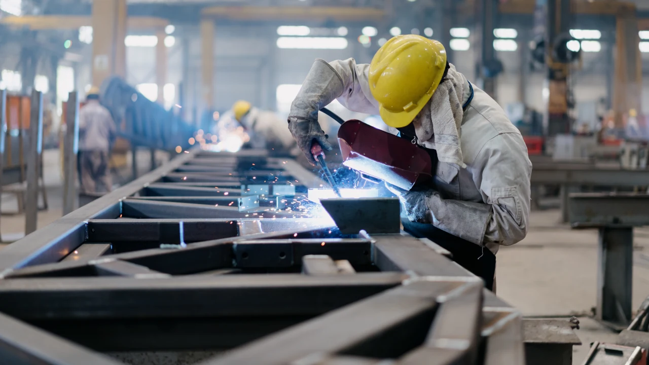 Confiança no setor industrial despenca e expectativas se deterioram; entenda