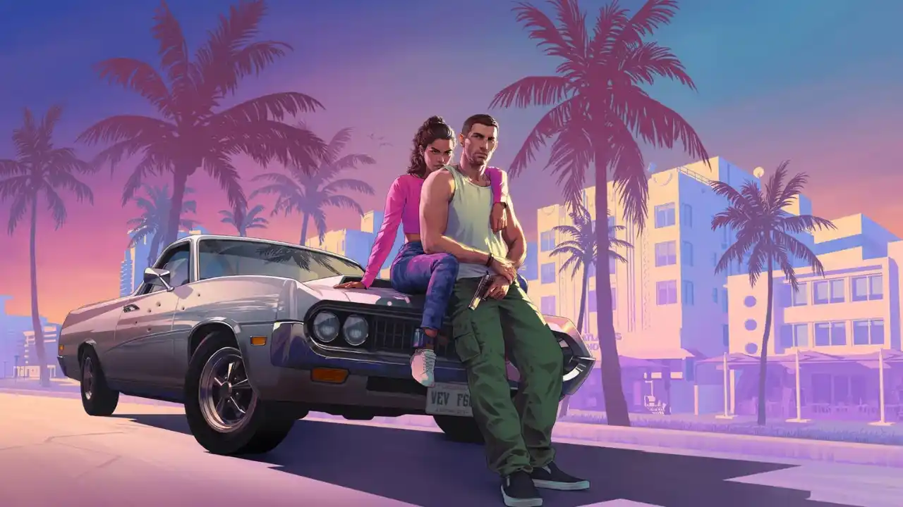 Arte oficial de GTA 6 (Grand Theft Auto VI) em estilo de ilustração vibrante com cores neon, rosa e roxo ao pôr do sol. O casal de protagonistas, Lucia e Jason, está posado à frente de um carro clássico cinza com marcas de tiros na lataria. Lucia está sentada no capô e Jason está encostado, segurando uma pistola. Ao fundo, uma avenida com palmeiras e edifícios de arquitetura art déco inspirados em Miami (Vice City) sob um céu degradê.