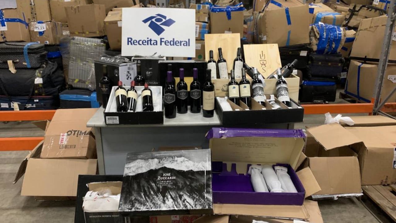 Garrafas de vinho apreendidas pela Receita Federal